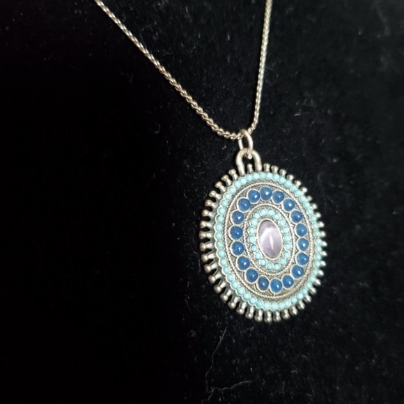 ~ Vintage Pendant on Silver tone chain - Picture 3 of 5